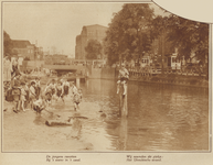 872636 Afbeelding van spelende jongens bij het water aan het Leidseveer te Utrecht, dat gedempt gaat worden, met op de ...